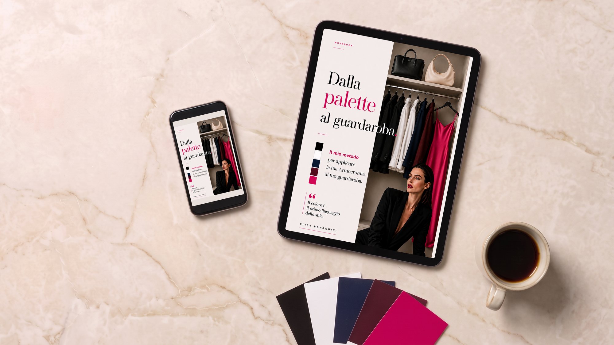 Il workbook Dalla palette al guardaroba aperto su tablet e smartphone, accanto a una tazza di caff&egrave;